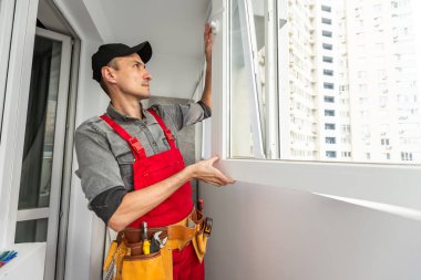 Genç işçiler düz pencere ölçüleri alıyorlar. Yüksek kalite fotoğraf