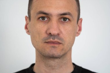 Beyaz arka planda izole edilmiş mutlu genç bir adam. Yüksek kalite fotoğraf