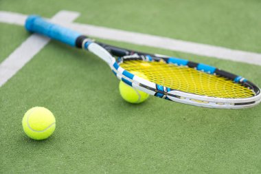 Top ve raketle tenis kortu. Yüksek kalite fotoğraf