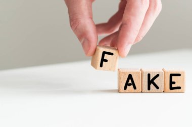 Sahte haber kavramı. Küpler bir gazete formuna 