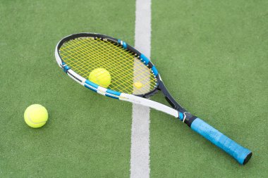 Tenis raketi ve tenis topu dışında açık tenis kortundaki ağ. Yüksek kalite fotoğraf