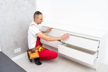 Dolap yenileme konsepti olan genç bir işçi. Yüksek kalite fotoğraf