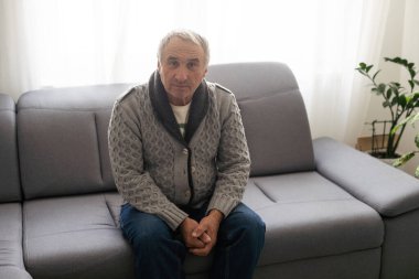 Beyaz bir arka planda kıdemli bir adam olabilir. Yüksek kalite fotoğraf