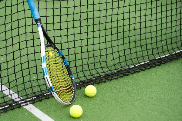 Тенісна Ракетка Тенісний Крім Мережі Відкритому Тенісному Корті Високоякісна Фотографія — стокове фото