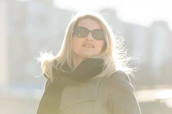 Mladá Krásná Blondýnka Kabátě Černou Taškou Prochází Zimou Jarním Městem — Stock fotografie