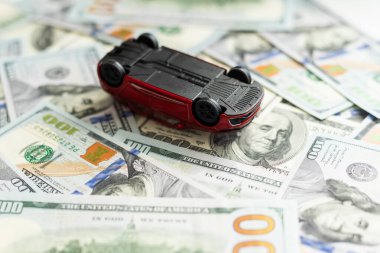 Model araba yere Amerikan doları banknotları serdi. Yüksek kalite fotoğraf