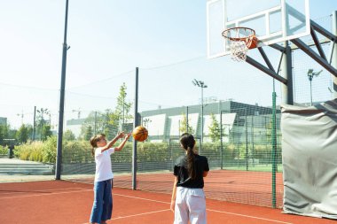 Spor anlayışı, hobiler ve sağlıklı yaşam tarzı. Gençler dışarıda oyun sahasında basketbol oynuyor. Yüksek kalite fotoğraf