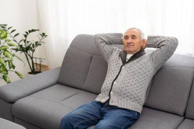 Beyaz saçlı gülümseyen son sınıf öğrencisinin portresi. Yüksek kalite fotoğraf