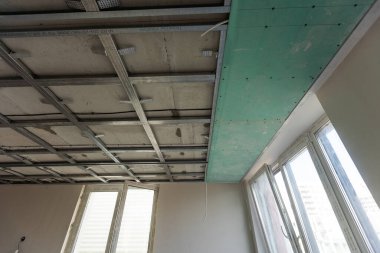 Tavanın metal iskeleti, ses yalıtımı, bir apartman dairesinin tamiri sırasında. Yüksek kalite fotoğraf