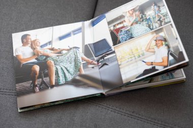 Evde albümle birlikte kitabı aç. Yüksek kalite fotoğraf