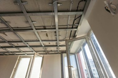 Tavanın metal iskeleti, ses yalıtımı, bir apartman dairesinin tamiri sırasında. Yüksek kalite fotoğraf