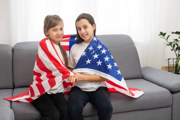 Niños Adorables Alegres Pie Bajo Bandera Americana Mirando Foto Alta —  Fotos de Stock