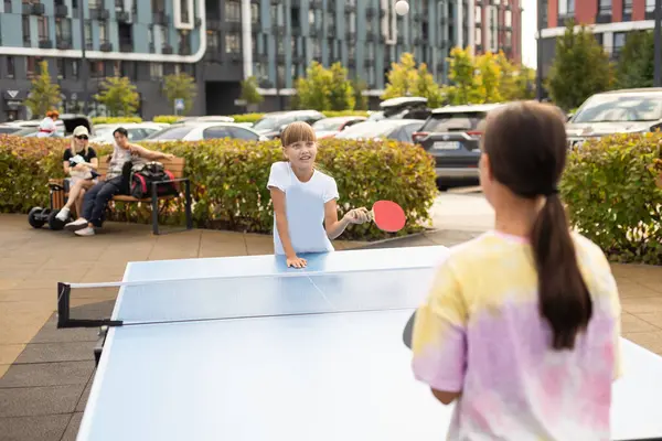 Κορίτσι Παίζει Στο Πινγκ Πονγκ Εξωτερική Υψηλής Ποιότητας Φωτογραφία — Φωτογραφία Αρχείου