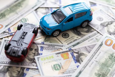 Araba sigortası, taklit kaza, Amerikan banknotları arasında. Yüksek kalite fotoğraf