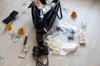 Ceza soruşturması biriminde para dolu siyah çanta, kavramsal görüntü. Yüksek kalite fotoğraf