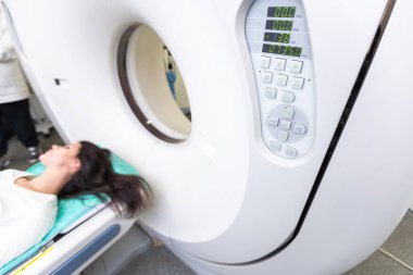 Modern bir hastanede bilgisayarlı tomografi tomografisi çektiren güzel, genç bir kadın..