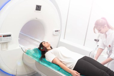 Modern hastane laboratuvarında tıbbi tomografi ya da MRI taraması. Radyografi bölümünün içi. Beyaz odada teknolojik olarak gelişmiş ekipmanlar var. Manyetik rezonans tanılama makinesi.