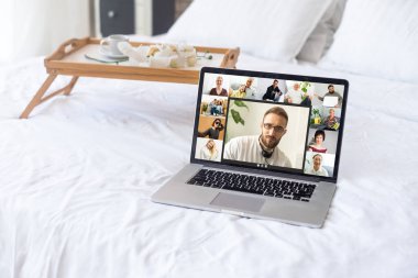 Bilgisayarla video konferansı. Bilgisayar ekranında, çevrimiçi çalışmak için bir video konferansında toplanan meslektaşlar. Laptop evde.