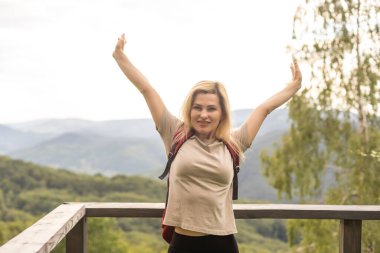 Doğa yürüyüşünden sonra yorgun orta yaşlı kadın dinleniyor..