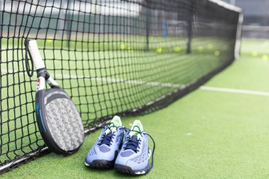  Profesyonel raket, mavi arka planda doğal ışıklandırma. Yatay spor temalı poster, tebrik kartları, başlıklar, web sitesi ve uygulama. Yüksek kalite fotoğraf