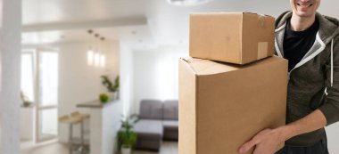 İşçi, kutulu teslimatçı..