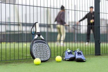 Padel tenis raketi, tenis kortu ve topları. Bir spor uygulaması ya da soical media reklamının tasarımı için yüksek kaliteli bir fotoğraf indir. Yüksek kalite fotoğraf