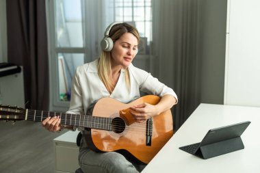 Elleriyle gitar tutan bir kadın. Yüksek kalite fotoğraf