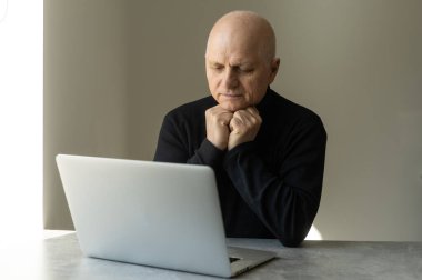 Modern yaşlı bir adamın evde oturup bilgisayardaki doktorla görüşmesi, hasta bir son sınıf öğrencisinin bilgisayar ve sağlık hizmetleri konseptini kullanarak kadın hemşireye danışması.