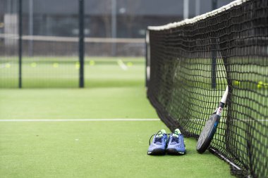  Kürek tenisi ve yapay çimenler, görüntüyü kapatın. Yüksek kalite fotoğraf
