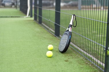 Kürek tenis raketi ve top. Yüksek kalite fotoğraf