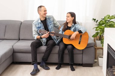 Mutlu aile babası ve kızı gitar çalıyor. Babalar Günü. Yüksek kalite fotoğraf