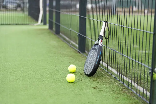 Kürek tenis raketi ve top. Yüksek kalite fotoğraf