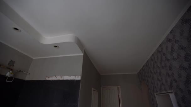 旧的肮脏公寓开始修理旧公寓 被毁的墙壁需要修理修理你的房子 是的高质量的照片 — 图库视频影像