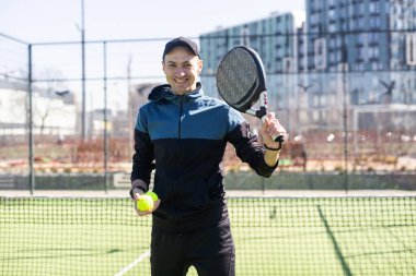 Kapalı alanda tenis oynayan bir adam. Yüksek kalite fotoğraf