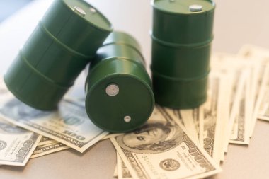 Beyaz arka planda bir varil ve dolar banknotları. Yüksek kalite fotoğraf