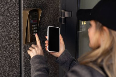 NFC cep telefonu açık güvenlik kapısı olarak kullanılıyor. Yüksek kalite fotoğraf