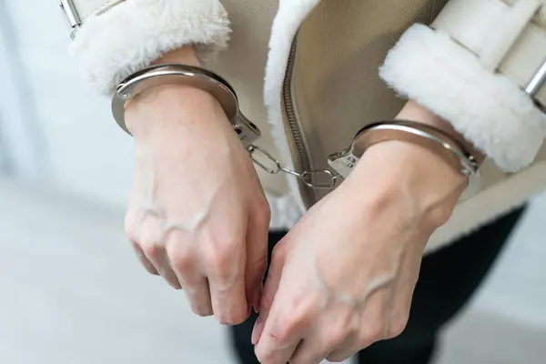 Tutuklanan Elleri Arkadan Kelepçelenmiş Bir Kadın Mahkum Hapishaneye Nakledilmeyi Bekliyor — Stok fotoğraf