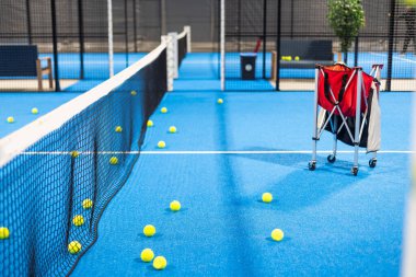 Tenis topları tenis parkına düşer. Yüksek kalite fotoğraf