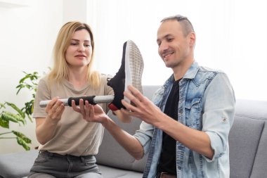 Kafkas destekli kadın fizyoterapist protez bacaklı adamla ilgilenin. Yüksek kalite fotoğraf