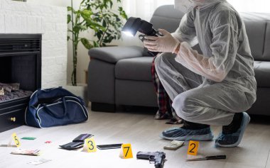 Olay yeri inceleme. Orman yolunda tabanca topluyor. Yüksek kalite fotoğraf