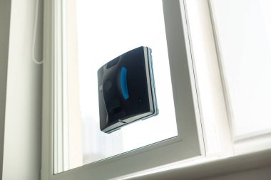 Yüksek binadaki elektrikli süpürge robot temizleme penceresi. Yüksek kalite fotoğraf