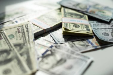 Rastgele dizilmiş büyük miktarda Amerikan parası var. Yüksek kalite fotoğraf