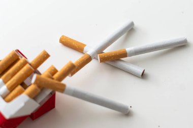 Sarı filtreli sigaralar. Macro vuruldu. Yüksek kalite fotoğraf