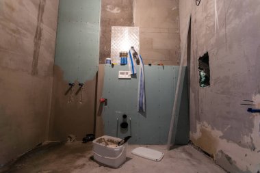 Yeni evdeki duvarlar için alçıtaşı alçıpan döşeniyor. Yüksek kalite fotoğraf