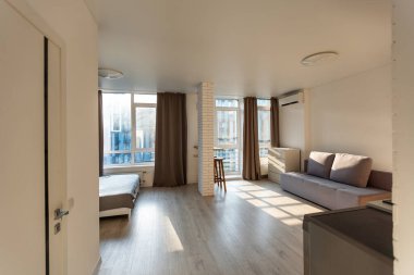 Modern oda, ev ofis iç. Kanepe, Masası, sandalye, küçük tablo ve diğer mobilya oda