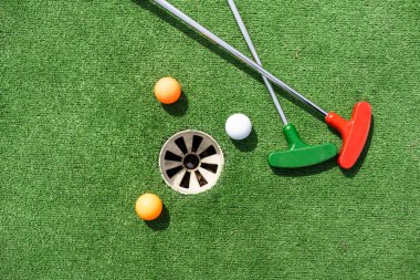 Yapay çimlerin üzerinde mini golf topu. Yaz sezonu oyunu.