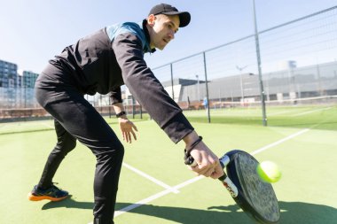 Açık sahada oynayan Avrupalı bir tenisçinin portresi. Yüksek kalite fotoğraf