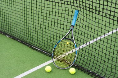 Tenis raketi ve tenis topu dışında açık tenis kortundaki ağ. Yüksek kalite fotoğraf