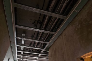 Koruyucu kıvrımlı elektrik kabloları. Bir apartman dairesine ya da eve elektrik şebekesi kurulumu ve kabloları. Yakın plan. Yüksek kalite fotoğraf