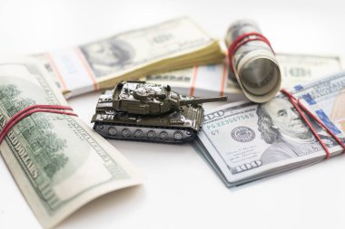 Oyuncak tank, dolar, iş. Yüksek kalite fotoğraf